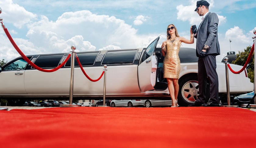 VIP Frau mit Limousine