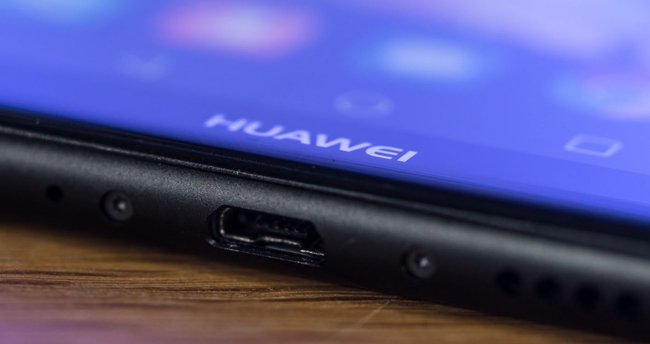 Nicht mehr zeitgemäß: Das Huawei Mate 10 Lite hat einen micro-USB-Port statt USB-C.