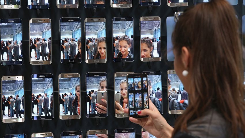 Smartphone-Selfie-Frau-Samsung-Messe-Foto