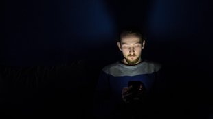 Nachtmodus bei Smartphones: Sinnvoll oder nur eine unnütze Spielerei?