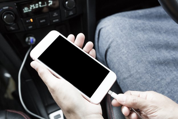 Handy im Auto laden: So klappts und das sollte man beachten