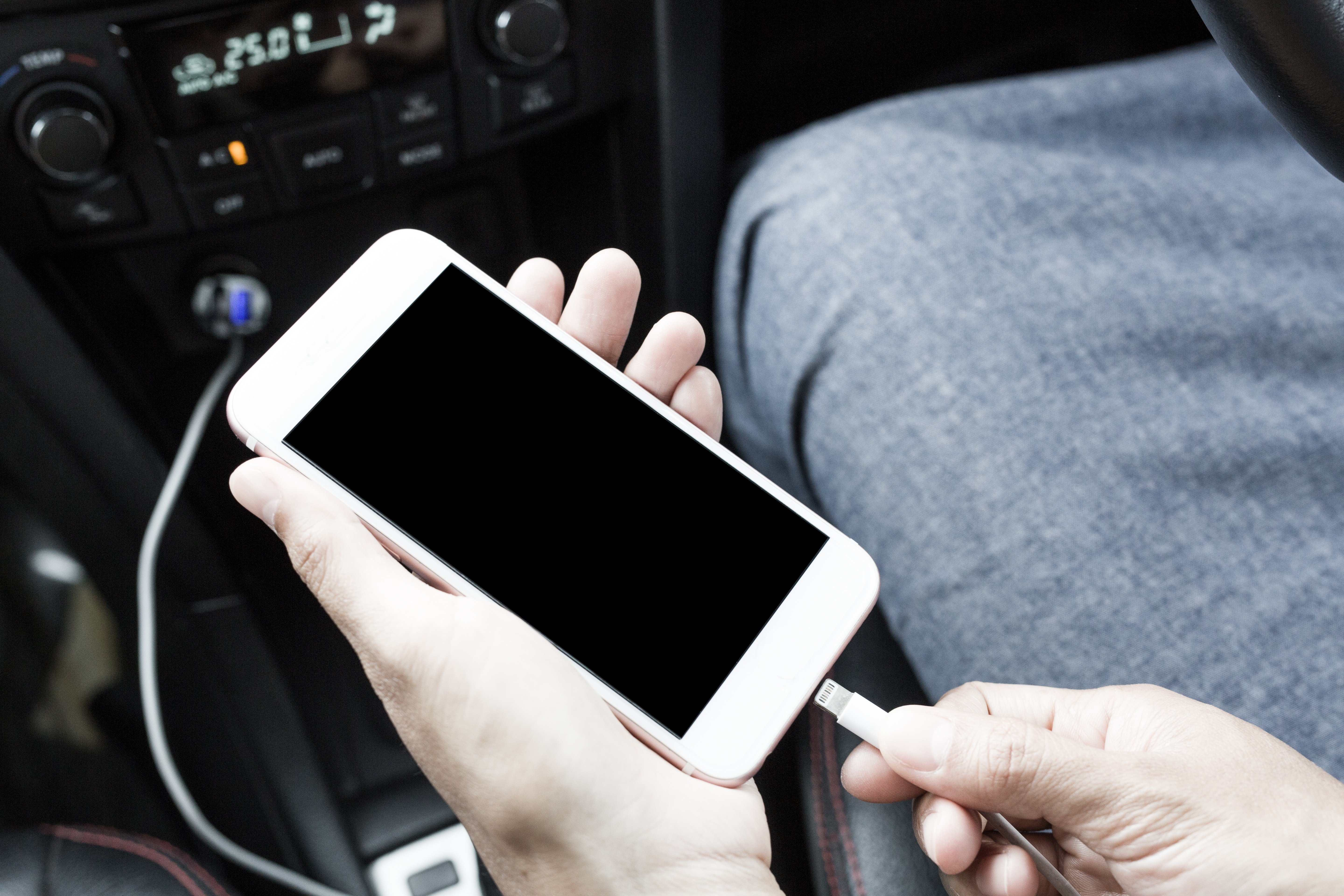Egoïsme aanval banaan Handy im Auto laden: So klappts und das sollte man beachten