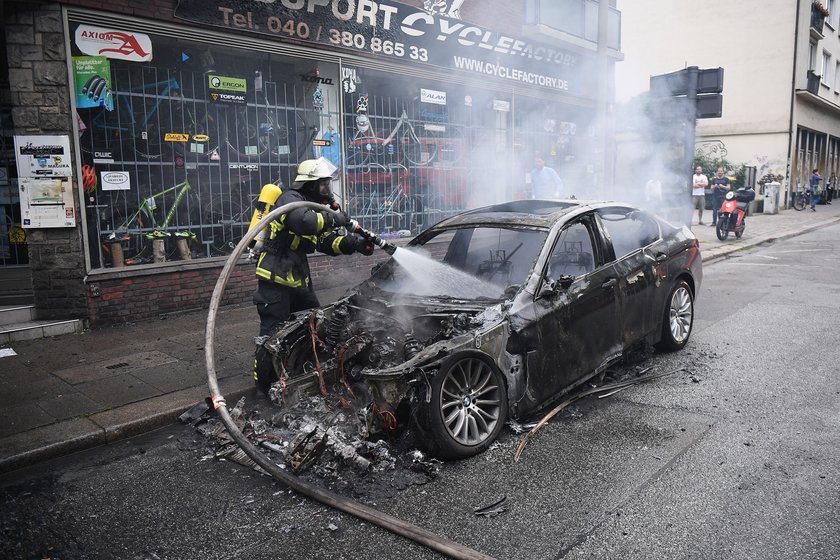 Auto_Feuer_Brennen_Feuerwehr_Einsatz_Feuerwehrmann.