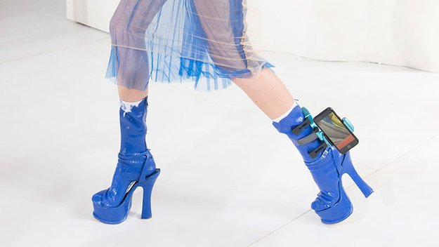 Verrückt: Modedesigner entwirft Smartphone-Halter für den Knöchel