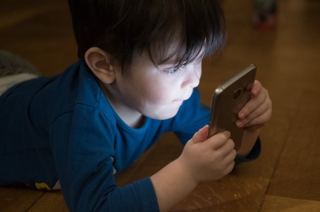 Dürfen Kinder Smartphones besitzen? Gerichtsurteil schafft endlich Klarheit