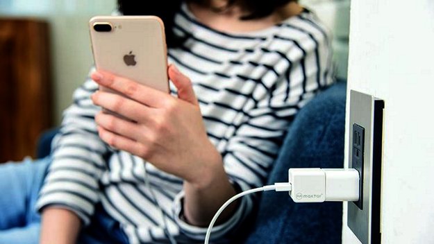 Cleveres iPhone-Zubehör: Dieses Ladegerät sichert deine Daten beim Nachtanken