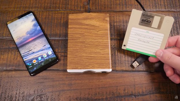Verrückt: So lassen sich Disketten an einem Android-Smartphone nutzen