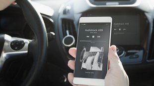 Handy und Autoradio: Deine Verbindungsoptionen erklärt