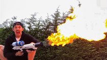 YouTuber wird von der Polizei besucht, weil er mit einem Flammenwerfer spielt