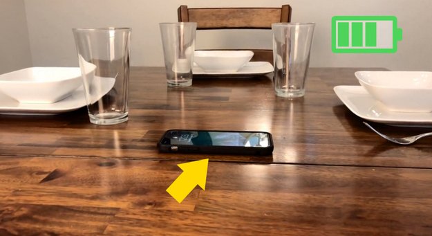 Schreibtisch lädt Smartphone-Akku auf: Dieses unsichtbare Gadget macht es möglich
