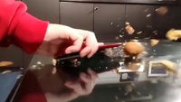Nicht nachmachen: Xiaomi-Chef nutzt Smartphone als Nussknacker