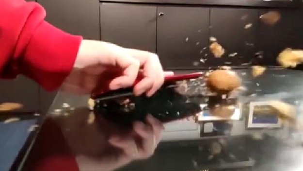 Nicht nachmachen: Xiaomi-Chef nutzt Smartphone als Nussknacker