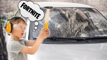 Junge schlägt die Fensterscheibe des Familienautos ein, um Fortnite zu spielen
