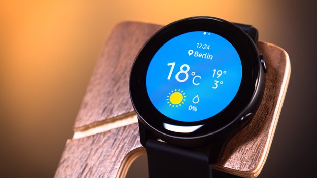 Samsung Galaxy Watch Active im Preisverfall: Saturn legt Smartwatch induktive Powerbank kostenlos bei