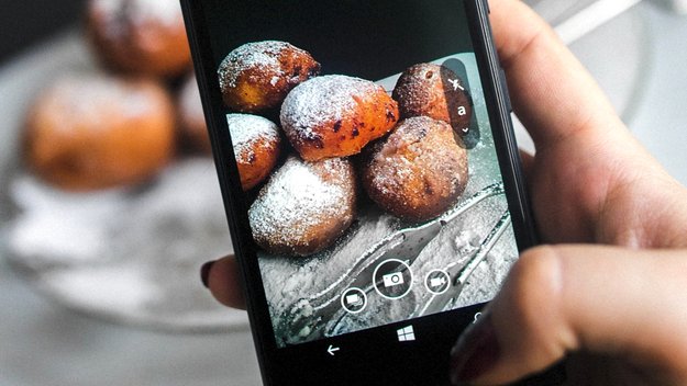 Smartphone-Sucht macht fett: Hände weg von iPhone und Co. beim Essen!
