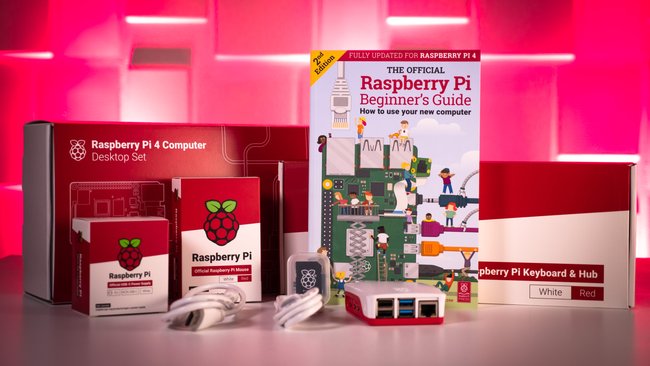 Das Raspberry Pi 4 Desktop-Set mit Maus, Tastatur, Anleitung, Netzteil, SD-Karte und micro-HDMI-Kabeln