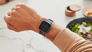 Fitbit Versa 2 vorgestellt: Schicke Smartwatch setzt auf starken Akku und Alexa