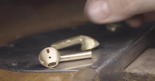 AirPods handgefertigt: So gibt’s für Apples Kopfhörer eine „goldene“ Zukunft