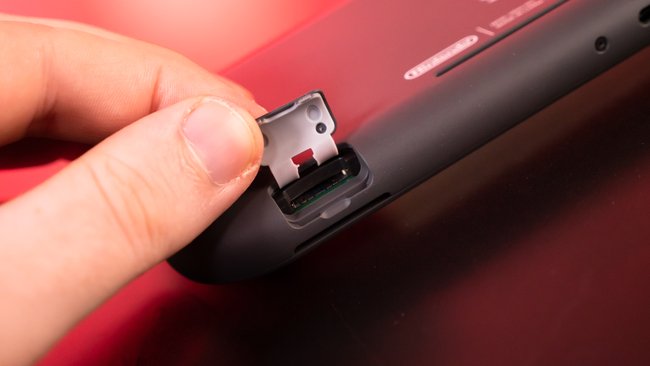Nintendo Switch Lite: Hier findet ihr die Lasche für die microSD-Karte. Bild: GIGA