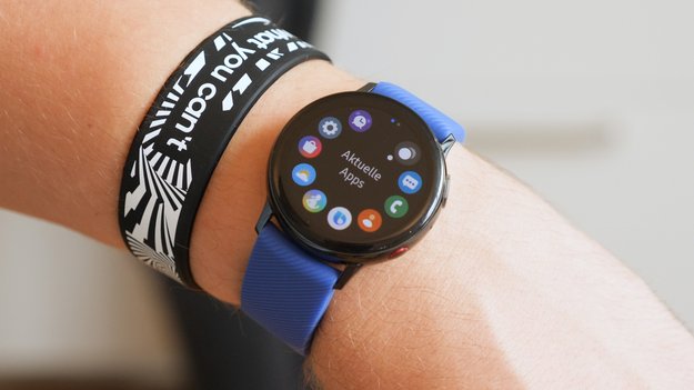 Samsung Galaxy Watch Active 2 im Preisverfall: Saturn legt kabellose Ladestation kostenlos bei