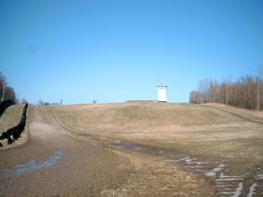 Hötensleben: Die Mauer ging links entlang. Bild: Robert Schanze