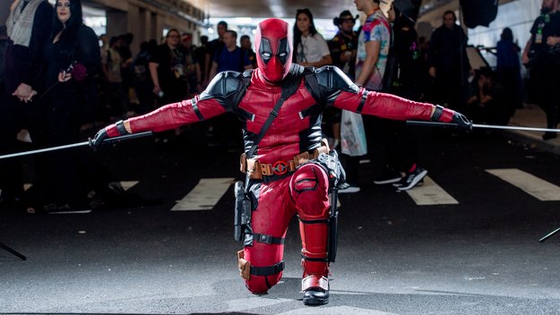 Apple ziemlich mutig: „Deadpool“ und „Porn Actor“ sollen Weihnachtsgeschichte aufpeppen