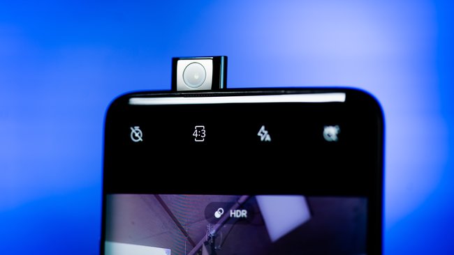 Wegen der Pop-Up-Kamera gibt es beim OnePlus 7 Pro und 7T Pro im Display keine Notch. Bild: GIGA