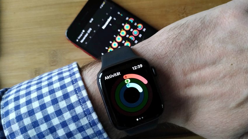 can you download spotify playlists to apple watch