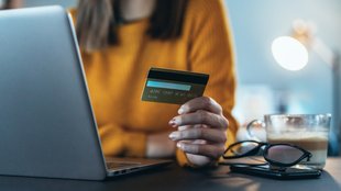 Wie kann man Geld auf eine Kreditkarte überweisen?