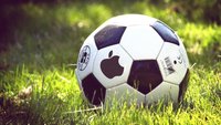 Museumsreife Apple-Technik: Fußballstar pfeift vorm Spiel auf iPhone und AirPods
