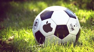 Museumsreife Apple-Technik: Fußballstar pfeift vorm Spiel auf iPhone und AirPods