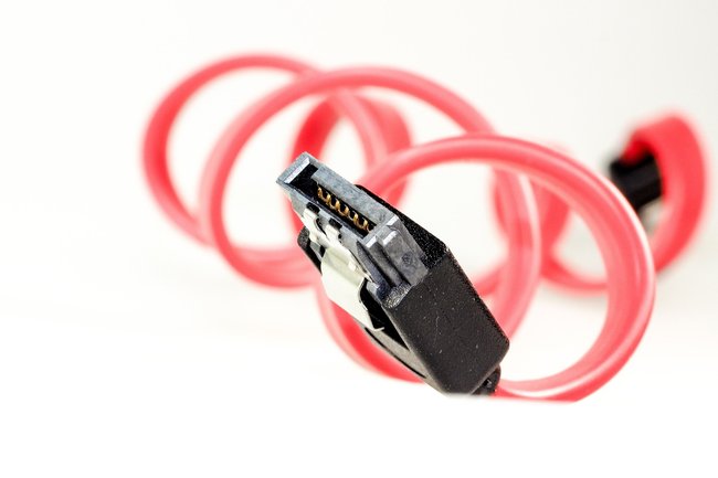 Das ist ein SATA-Kabel, das die Daten zwischen SSD/Festplatte und Mainboard überträgt. Bild: Michael Schwarzenberger (Pixabay)