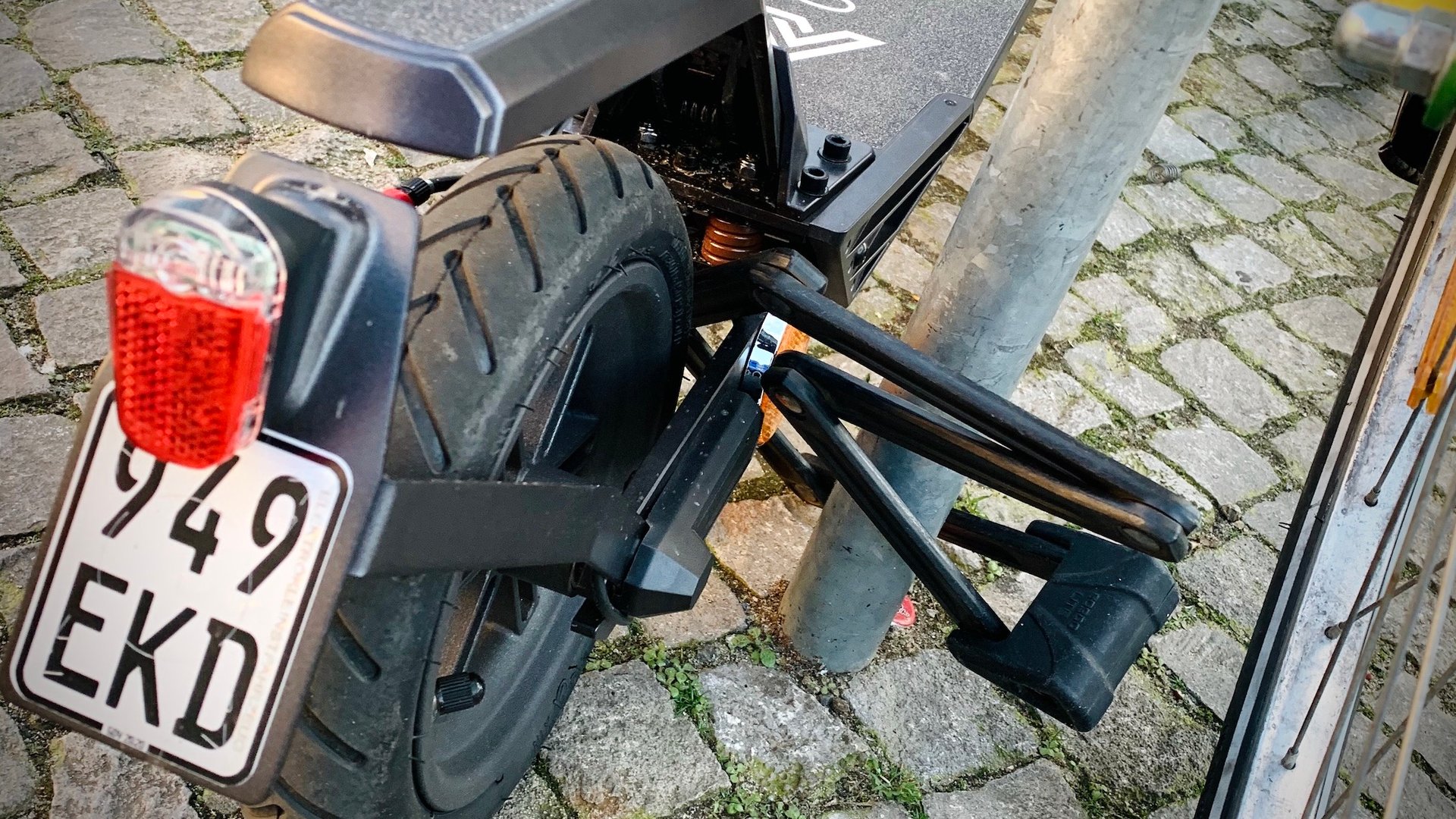Elektroroller E-Scooter Diebstahlsicherung  Zahlen-schloss Kinderwagen Halterung 