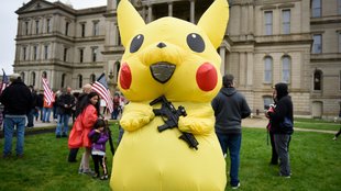 Pokémon mit Waffe bei Lockdown-Demo – das hat Pikachu nicht verdient