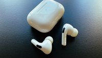 Wie verstelle ich die Lautstärke bei AirPods (Pro)?