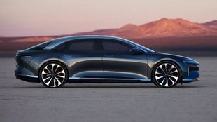 Tesla in die Schranken gewiesen: Neues E-Auto bietet Unglaubliches