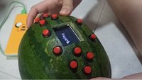 Spieler schockt Passanten mit seinem Wassermelonen-Game Boy