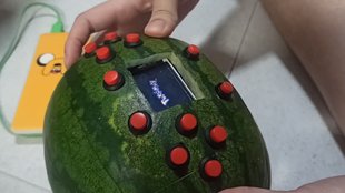 Spieler schockt Passanten mit seinem Wassermelonen-Game Boy