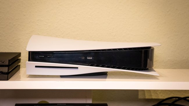 Bei horizontaler Stellung der PS5 wird der Standfuß unter einem der Seitenflügel angebracht. Dementsprechend ändern sich auch die Abmessungen leicht. (Bildquelle: GIGA)
