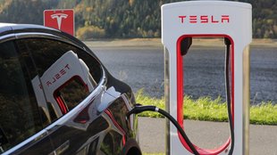 Meilenstein bei Tesla: Ladestationen nehmen große Hürde