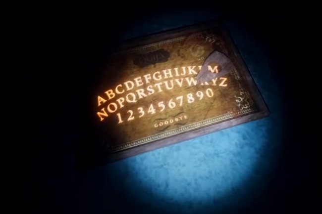 Ouija-Board in Phasmophobia: Das Brett spawnt zufällig in den Leveln. Wenn der Geist auf eure Frage antwortet, bewegt sich der 'Zeiger' – beobachtet das Board also stets!