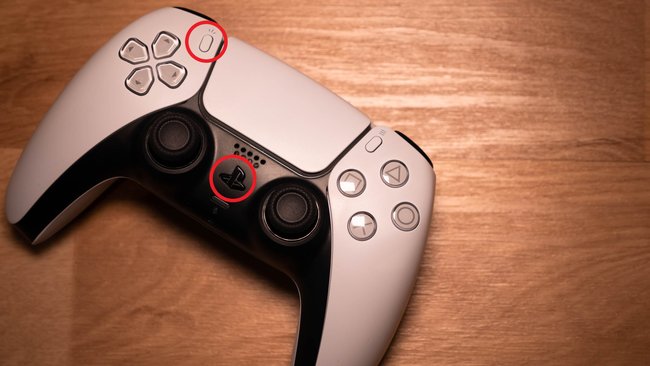 Share- und PlayStation-Taste des PS5-Controllers