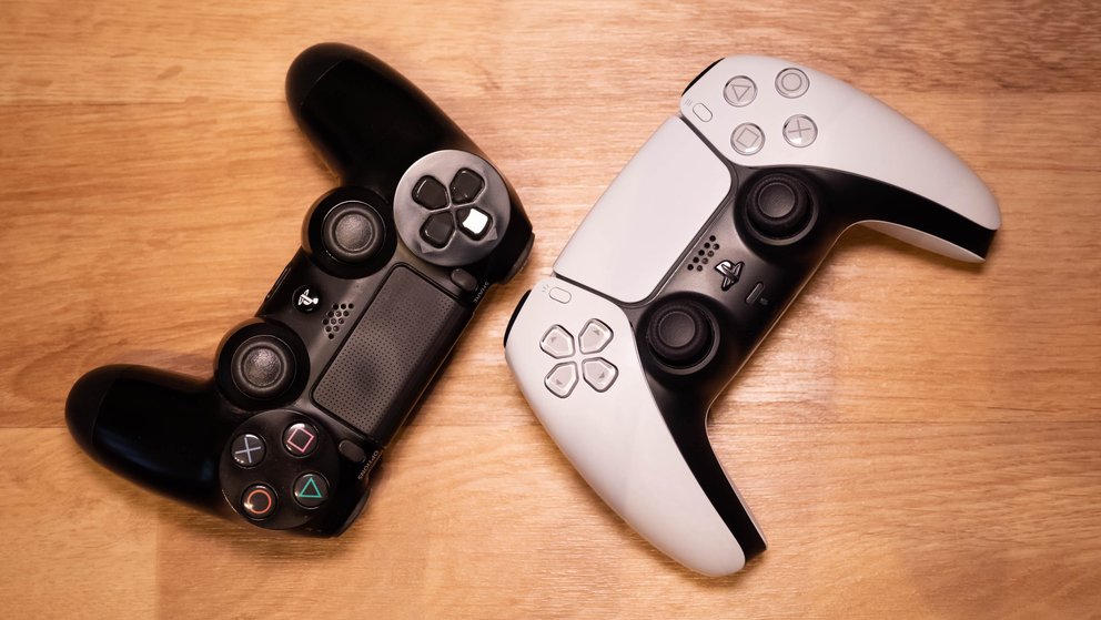 PS4- und PS5-Controller im Vergleich: Das Design des neuen DualSense ist größer und gewölbter angelegt und liegt angenehm in der Hand. (Bildquelle: GIGA)