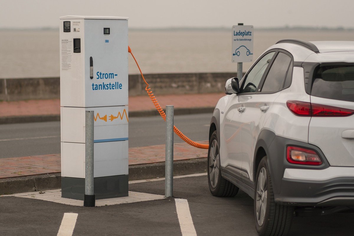 chaos-in-electric-car-charging-stations-turbo-expansion-leaves