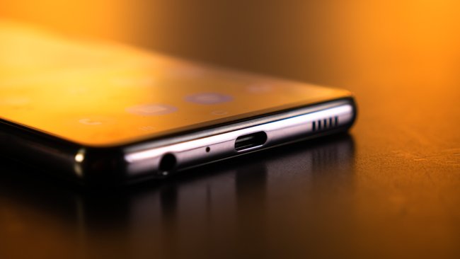 Anschlüsse am Samsung Galaxy A52 können verdrecken und nicht mehr richtig funktionieren, wenn es in dreckiges Wasser fällt. Bild: GIGA