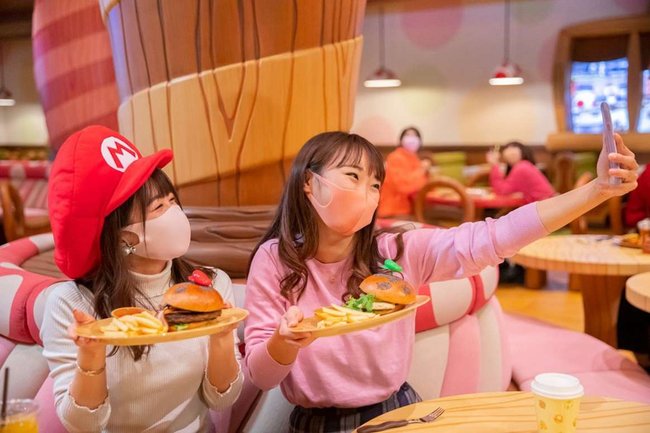 Gäste in einem der Themenrestaurants der Super Nintendo World.