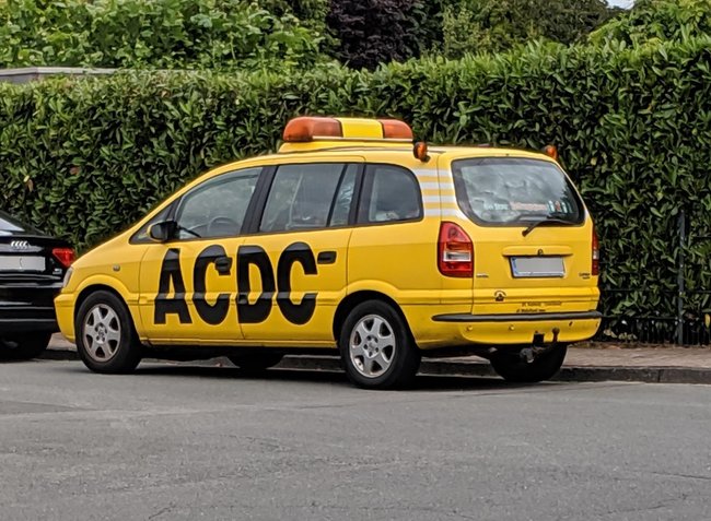 Foto eines privaten PKW, der wie ein ADAC-Wagen lackiert ist, aber die Buchstabenfolge ACDC auf der Seite hat.