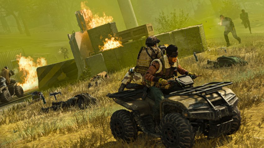 Soldaten flüchten auf einem Quad in Call of Duty: Warzone vor der tödlichen Gas-Wolke.