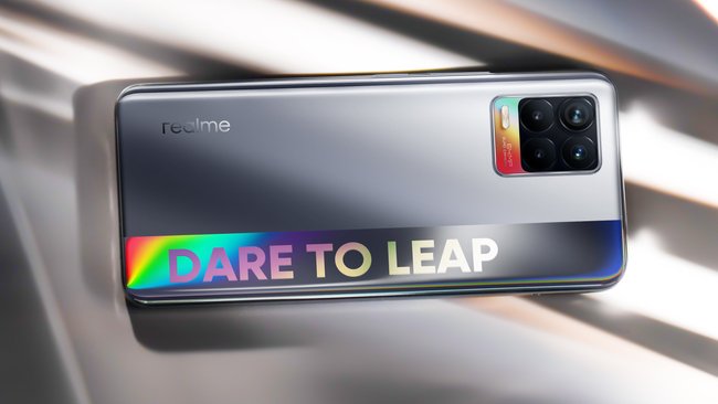 La parte posterior plateada del teléfono inteligente Realme 8 se puede ver contra un fondo plateado brillante.