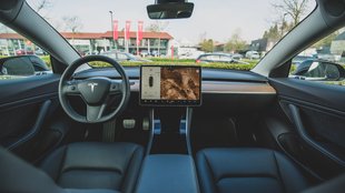 Trotz Autopilot: Tesla-Fahrer wegen fahrlässiger Tötung vor Gericht